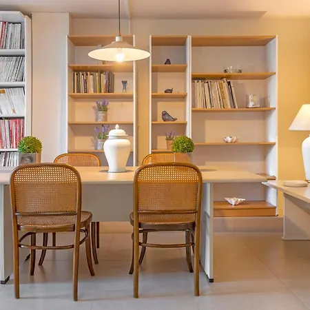 Couple's Getaway , Modern Amenities & Sophisticated Style Rhodes City