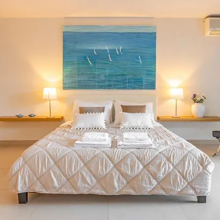 Couple's Getaway , Modern Amenities & Sophisticated Style Rhodes City