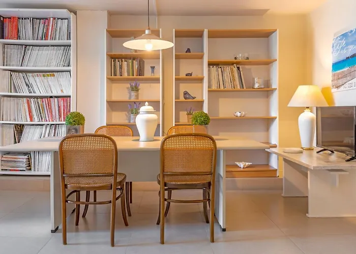 Couple's Getaway , Modern Amenities & Sophisticated Style Rhodes City