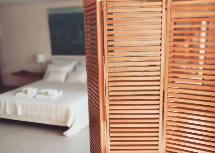 Couple's Getaway , Modern Amenities & Sophisticated Style Rhodes City