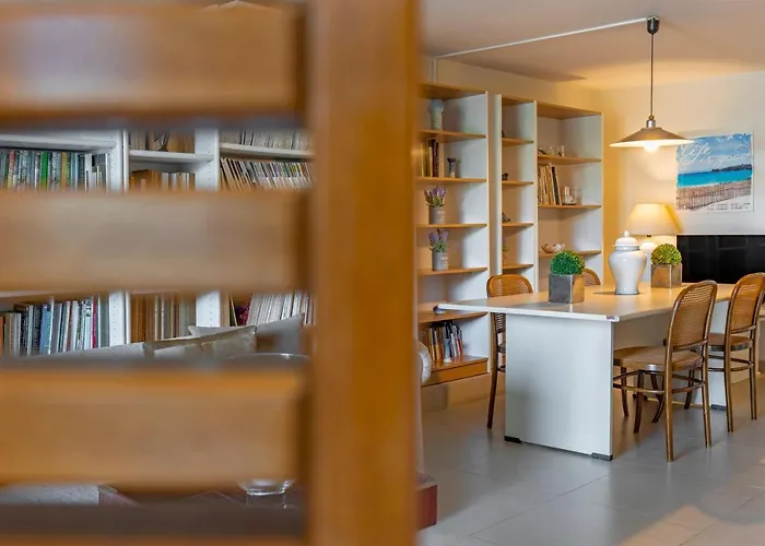 Couple's Getaway , Modern Amenities & Sophisticated Style Apartmán Rhodes City