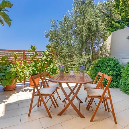 Couple's Getaway , Modern Amenities & Sophisticated Style * Rhodes City