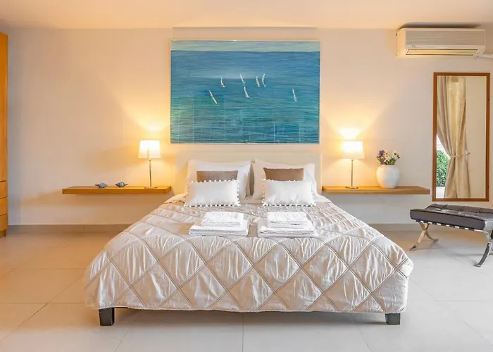 Couple's Getaway , Modern Amenities & Sophisticated Style Rhodes City