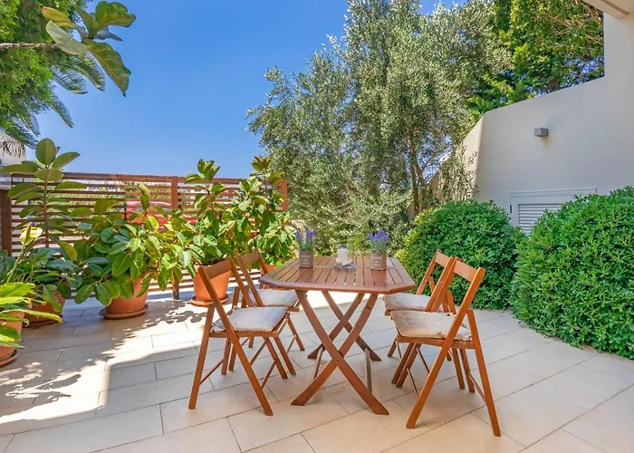 Couple's Getaway , Modern Amenities & Sophisticated Style * Rhodes City